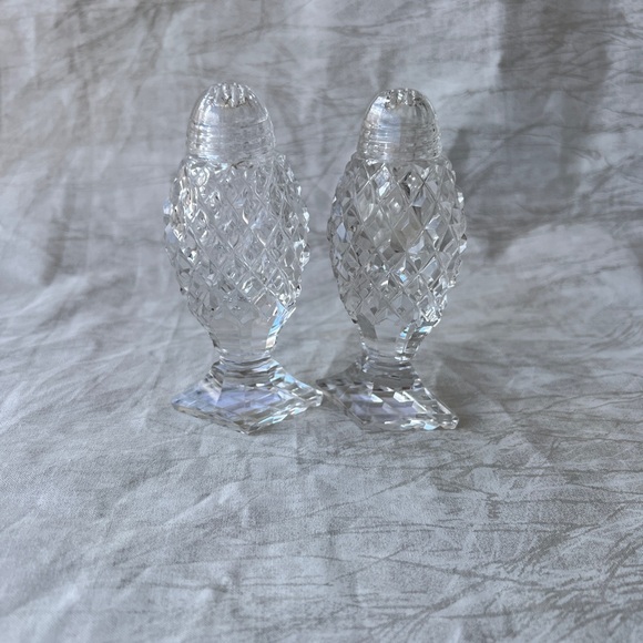 Elegant Vintage Crystal Glass Salt and Pepper Shakers - Picture 4 of 4